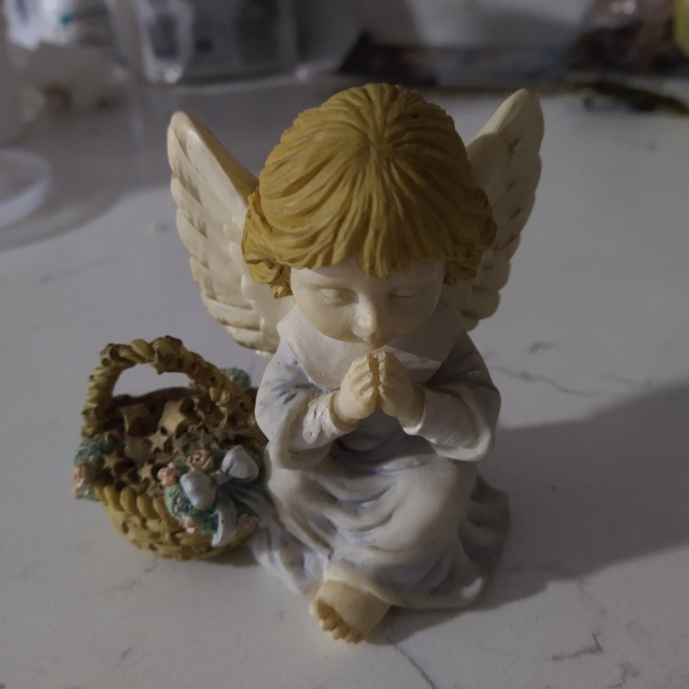 Vintage Praying angel with star basket 1996